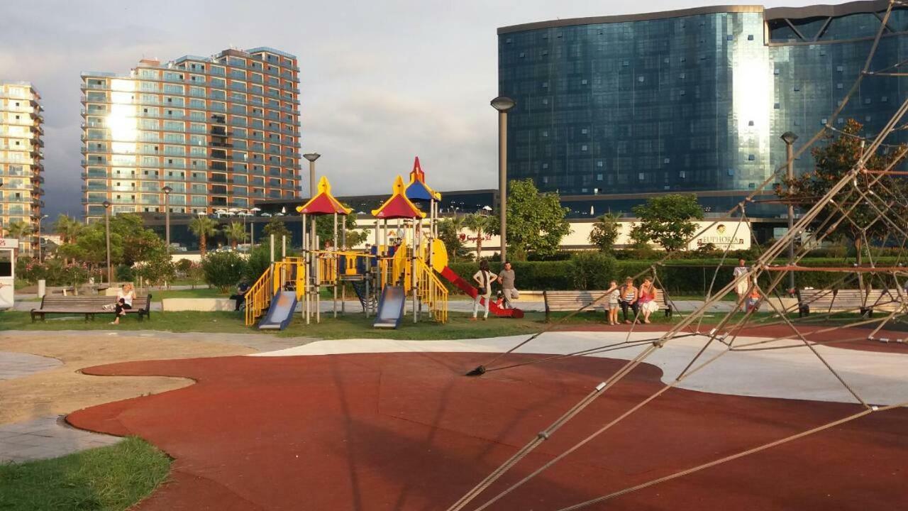 Бежевые Апартаменты Batumi Esterno foto