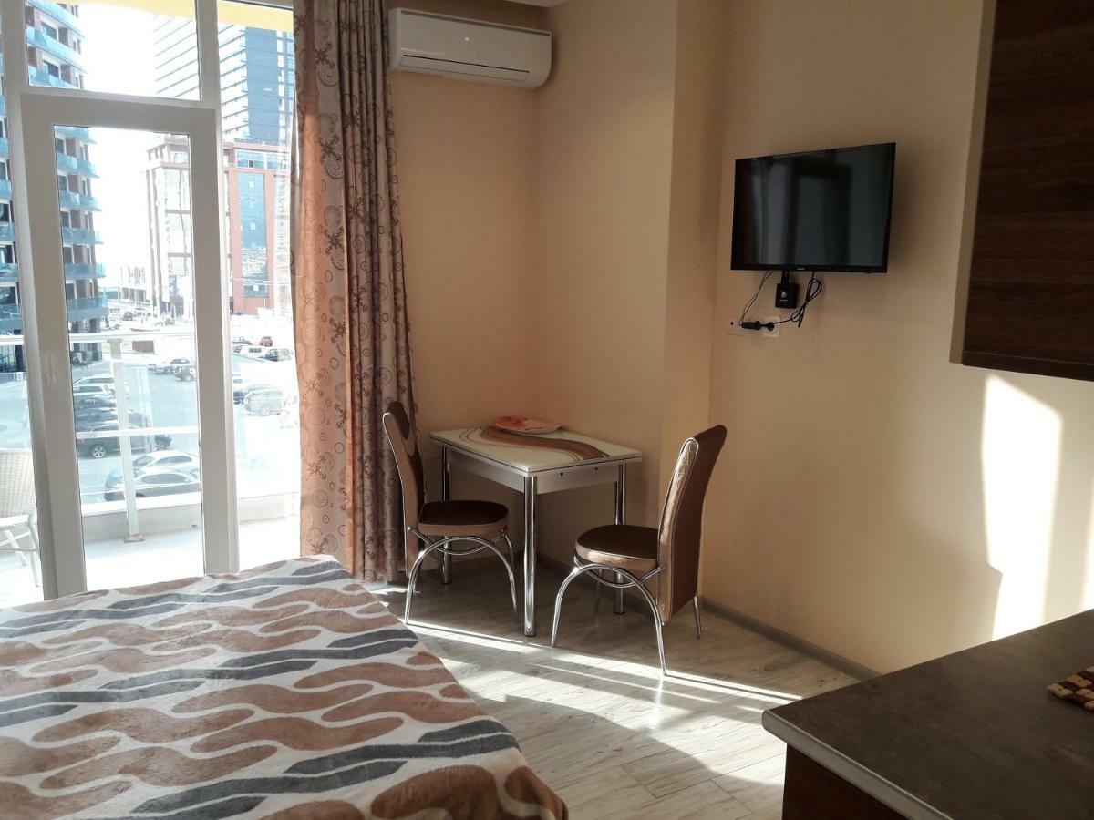 Бежевые Апартаменты Batumi Esterno foto